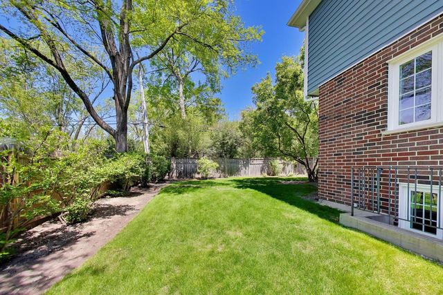 882 Poplar Lane, Deerfield, IL 60015