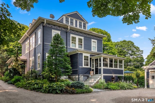 11 Pleasant Street, Woodbury, CT 06798