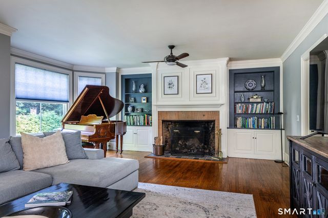 11 Pleasant Street, Woodbury, CT 06798