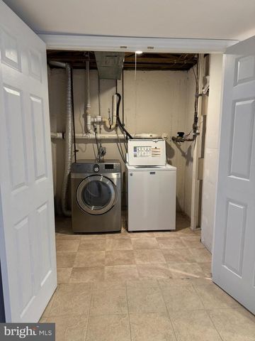 2 VILLAGE CT, Lawrence Township, NJ 08648