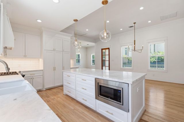 1303 Summer Street, Houston, TX 77007