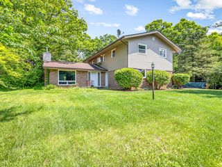 5233 MCFARLAND Road, Loves Park, IL 61111
