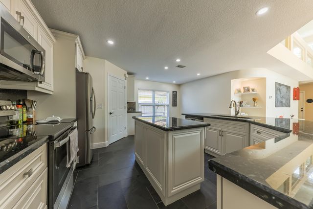 9 Meadows Park Lane, Boynton Beach, FL 33436