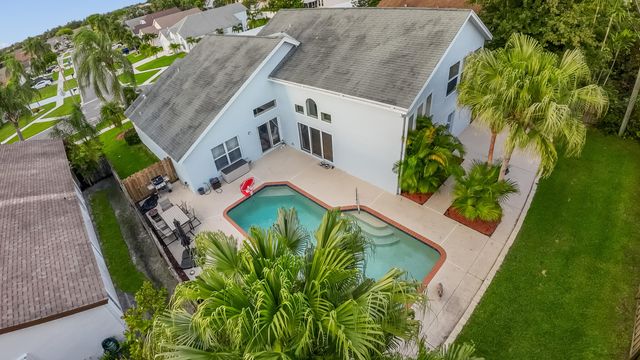 9 Meadows Park Lane, Boynton Beach, FL 33436