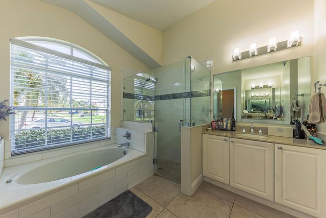 9 Meadows Park Lane, Boynton Beach, FL 33436