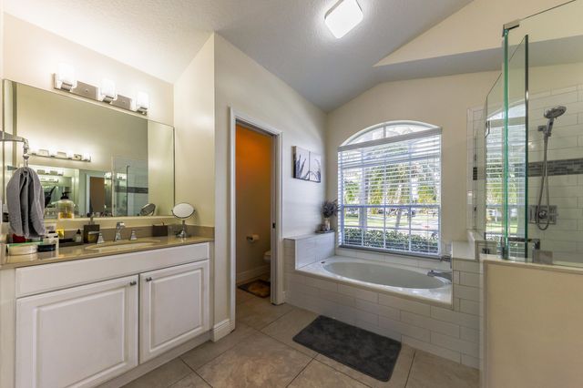 9 Meadows Park Lane, Boynton Beach, FL 33436