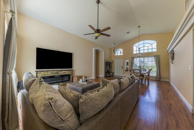 9 Meadows Park Lane, Boynton Beach, FL 33436