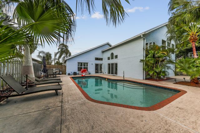 9 Meadows Park Lane, Boynton Beach, FL 33436