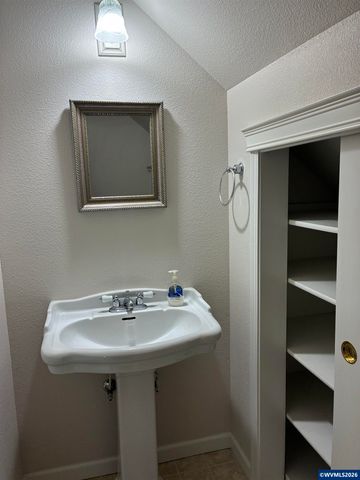 571 Hobson St, Stayton, OR 97383