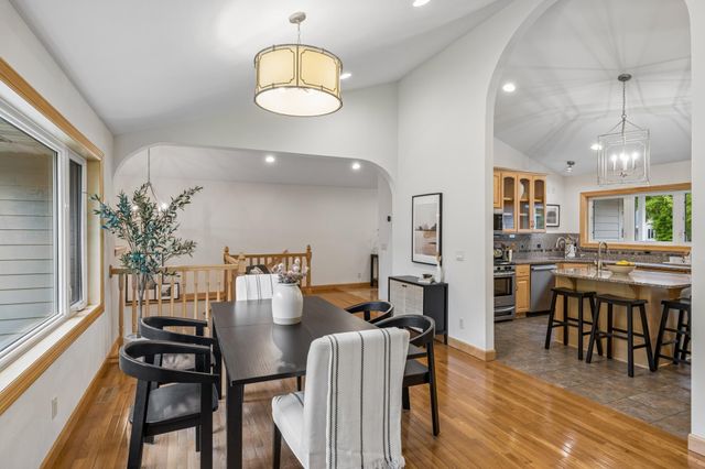 719 Spring Creek Circle, Mendota Heights, MN 55118