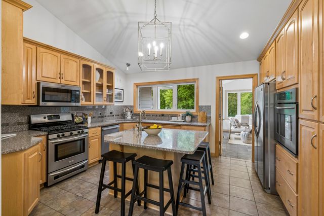 719 Spring Creek Circle, Mendota Heights, MN 55118