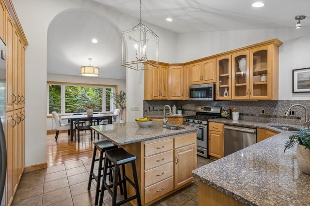 719 Spring Creek Circle, Mendota Heights, MN 55118