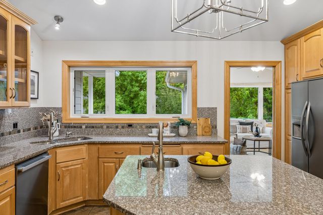 719 Spring Creek Circle, Mendota Heights, MN 55118
