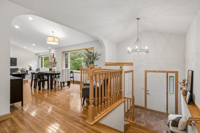 719 Spring Creek Circle, Mendota Heights, MN 55118