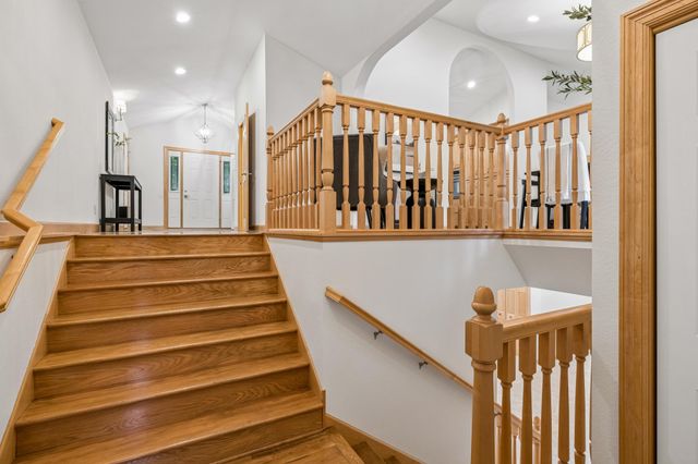 719 Spring Creek Circle, Mendota Heights, MN 55118