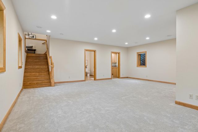 719 Spring Creek Circle, Mendota Heights, MN 55118