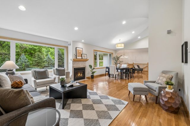 719 Spring Creek Circle, Mendota Heights, MN 55118