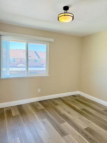 4075 Weymouth Ln, Sacramento, CA 95823