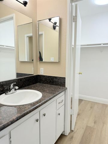 4075 Weymouth Ln, Sacramento, CA 95823