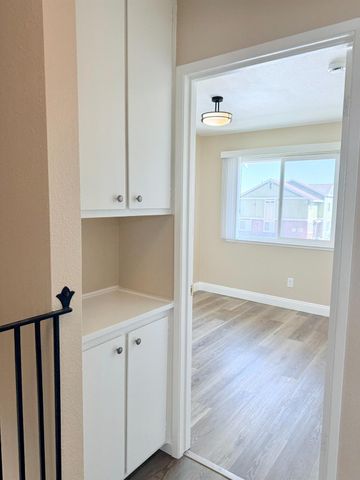 4075 Weymouth Ln, Sacramento, CA 95823