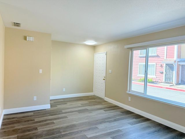 4075 Weymouth Ln, Sacramento, CA 95823