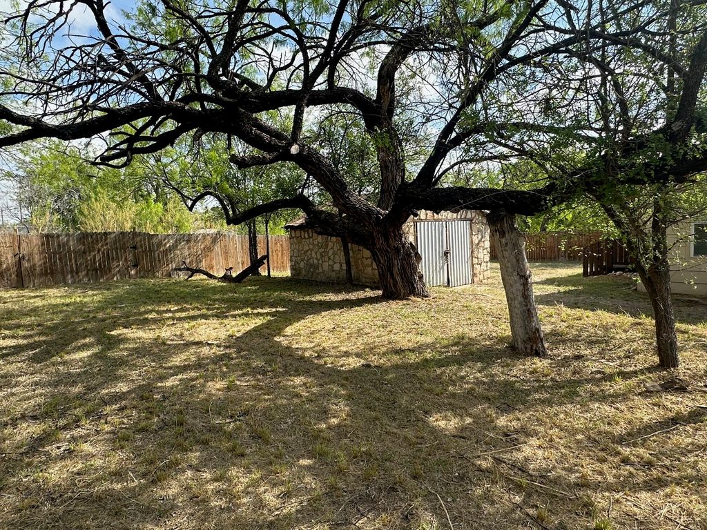 Image 15 of property listing at 610 Tarver Street, San Angelo, TX 76903