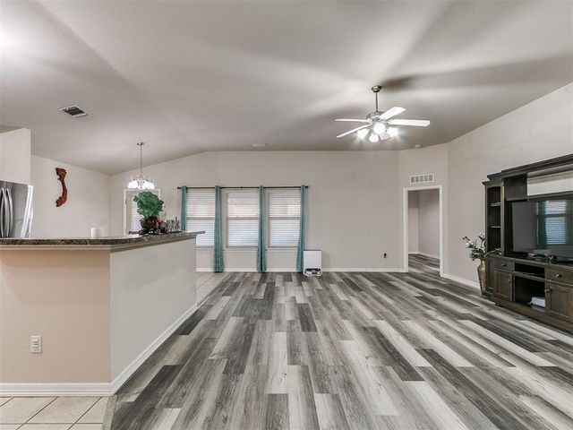 2113 SE 8th Street, Moore, OK 73160