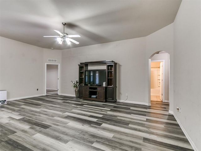 2113 SE 8th Street, Moore, OK 73160