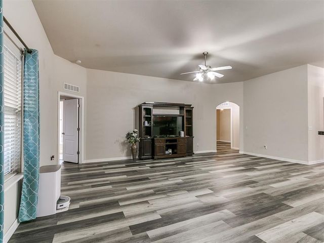 2113 SE 8th Street, Moore, OK 73160