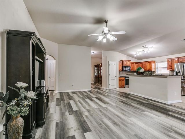 2113 SE 8th Street, Moore, OK 73160