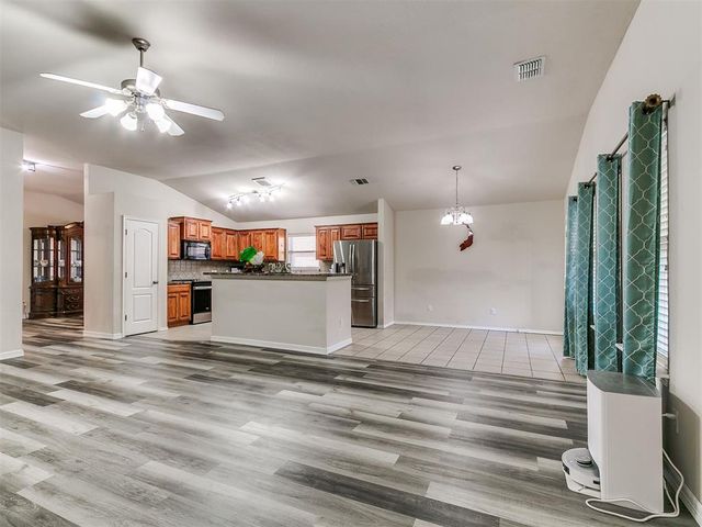 2113 SE 8th Street, Moore, OK 73160