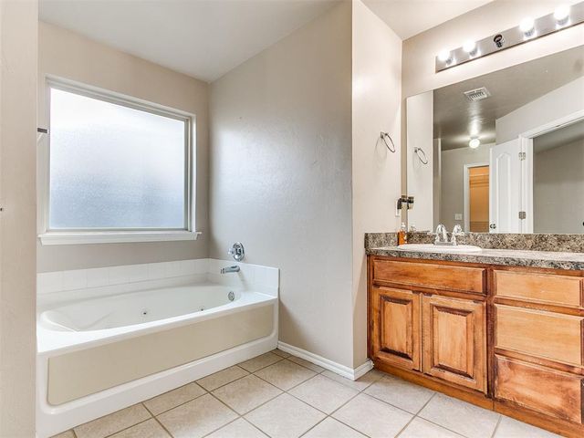 2113 SE 8th Street, Moore, OK 73160