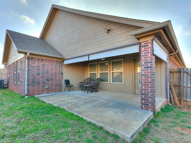2113 SE 8th Street, Moore, OK 73160