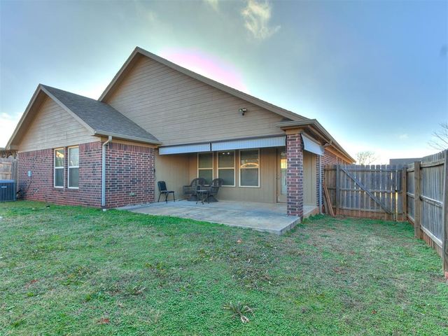 2113 SE 8th Street, Moore, OK 73160