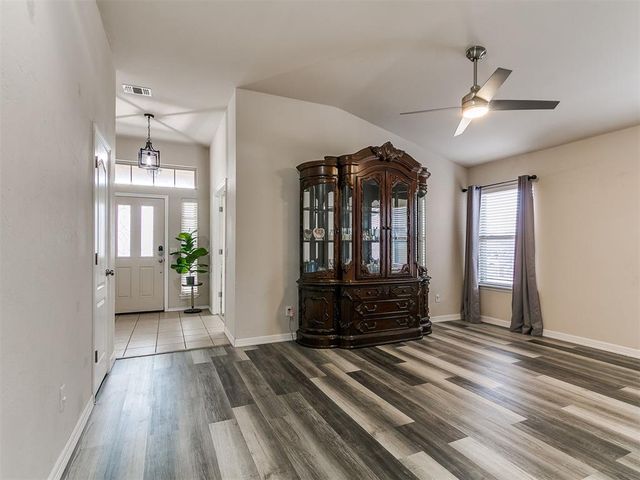 2113 SE 8th Street, Moore, OK 73160