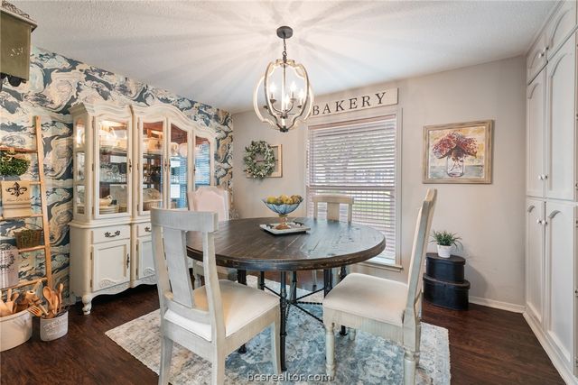 2512 Towering Oaks Drive, Bryan, TX 77802