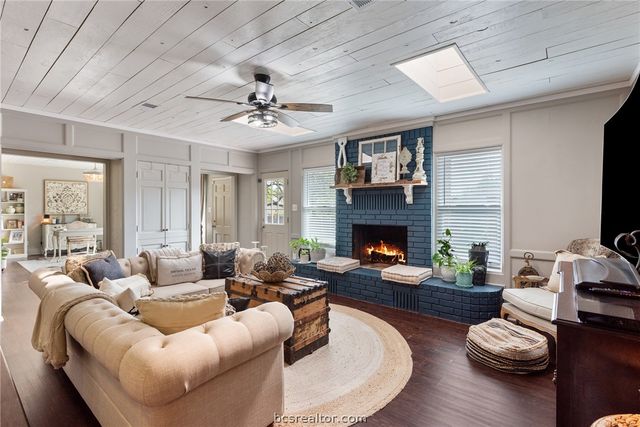 2512 Towering Oaks Drive, Bryan, TX 77802