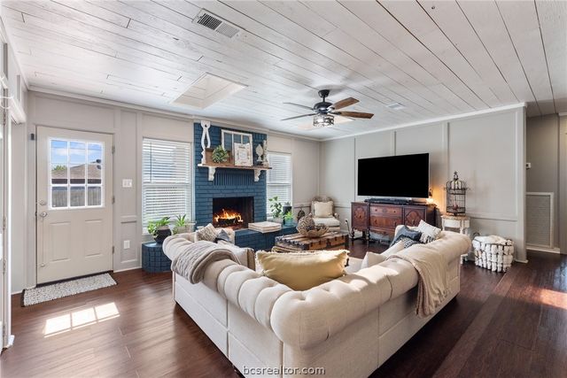 2512 Towering Oaks Drive, Bryan, TX 77802