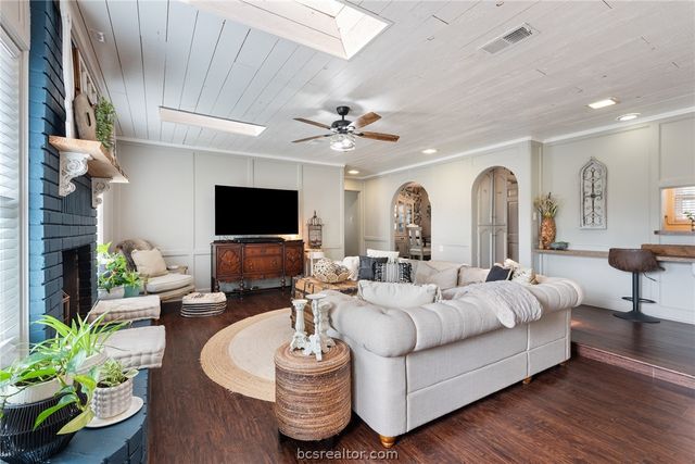 2512 Towering Oaks Drive, Bryan, TX 77802