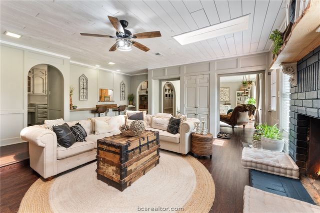 2512 Towering Oaks Drive, Bryan, TX 77802