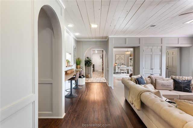 2512 Towering Oaks Drive, Bryan, TX 77802