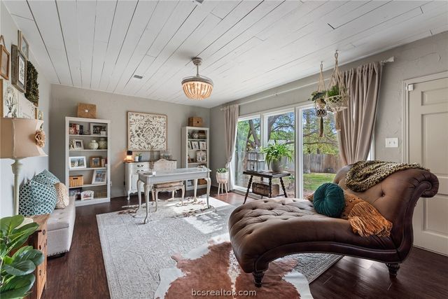 2512 Towering Oaks Drive, Bryan, TX 77802