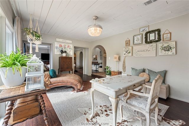 2512 Towering Oaks Drive, Bryan, TX 77802