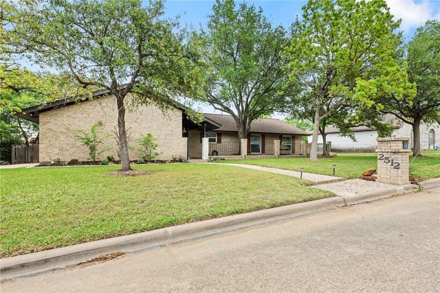 2512 Towering Oaks Drive, Bryan, TX 77802