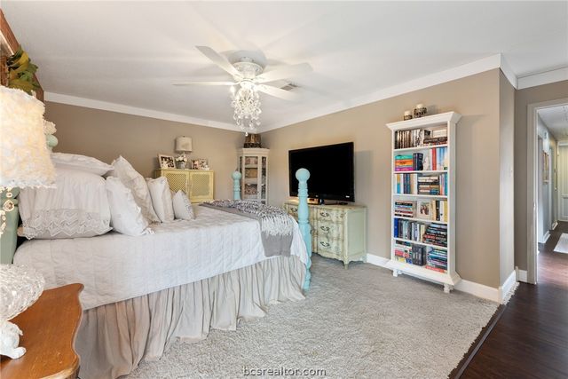 2512 Towering Oaks Drive, Bryan, TX 77802