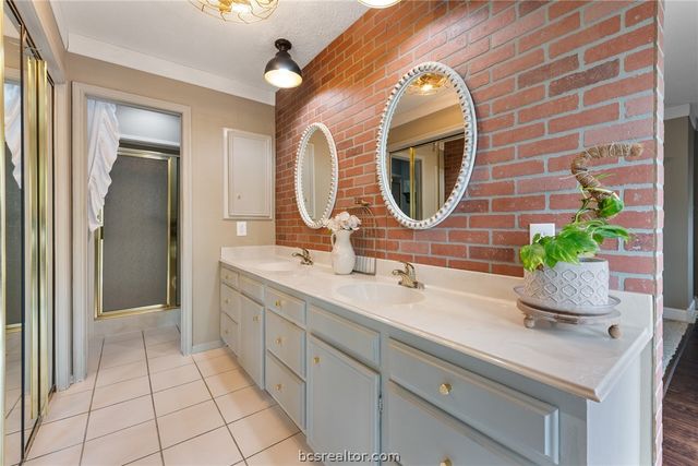 2512 Towering Oaks Drive, Bryan, TX 77802