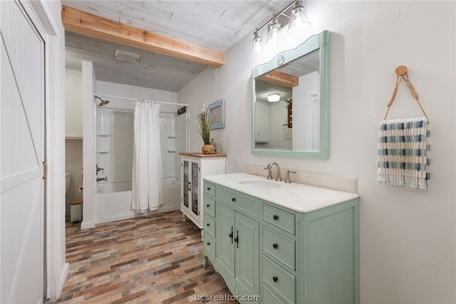 2512 Towering Oaks Drive, Bryan, TX 77802