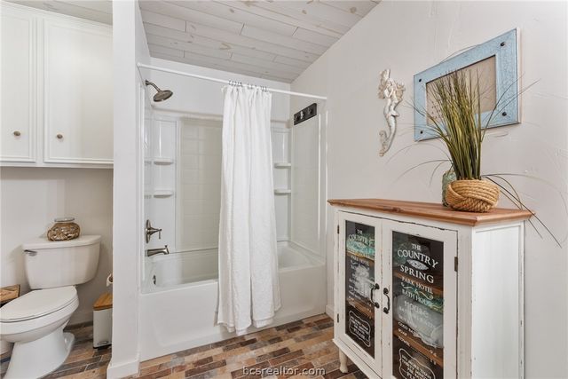 2512 Towering Oaks Drive, Bryan, TX 77802