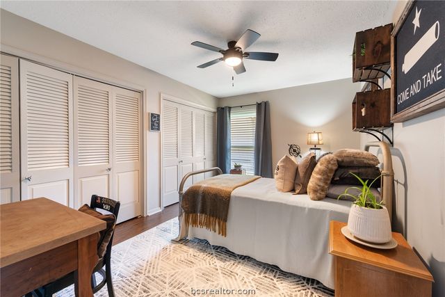 2512 Towering Oaks Drive, Bryan, TX 77802