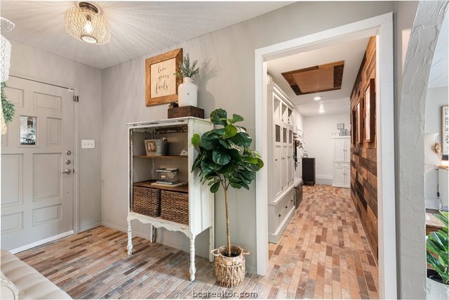 2512 Towering Oaks Drive, Bryan, TX 77802